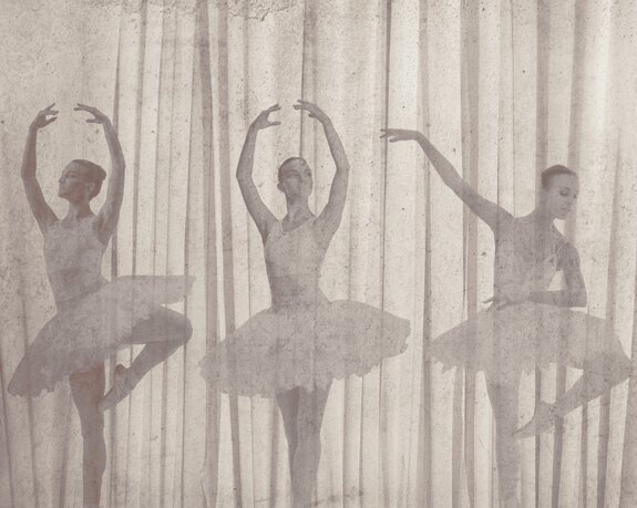 Ballerina&#39;s in beweging tegen een gestructureerde achtergrond