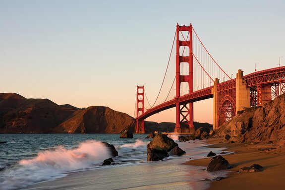 Landschap van de golden gate bridge bij zonsondergang, pittoresk landschap
