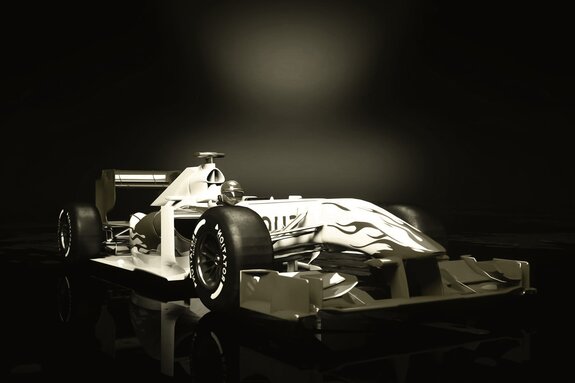 Formule 1-racewagen op een donkere achtergrond