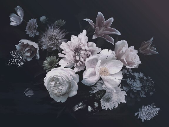 Bloemen en vlinders op een donkere achtergrond