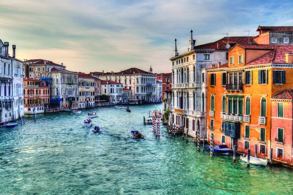 Romantisch tafereel van een venetiaans kanaal met boten