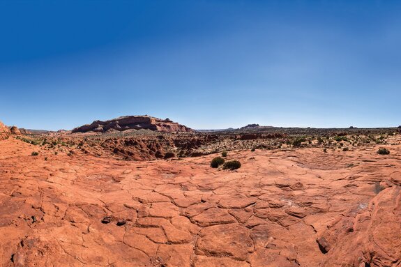 Panoramisch landschap van de rotsachtige rode woestijn