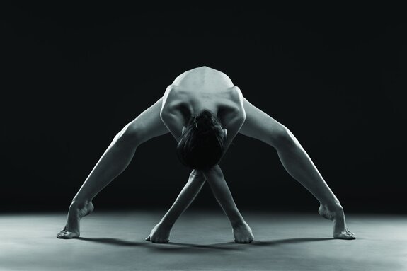 Monochrome foto van een dansende vrouw