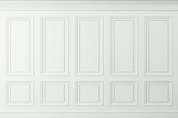 Witte lambrisering die klassieke panelen imiteert