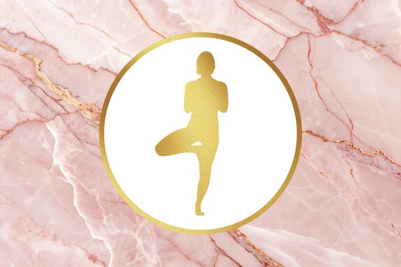 Een vrouw in een meditatieve houding tegen een marmeren achtergrond