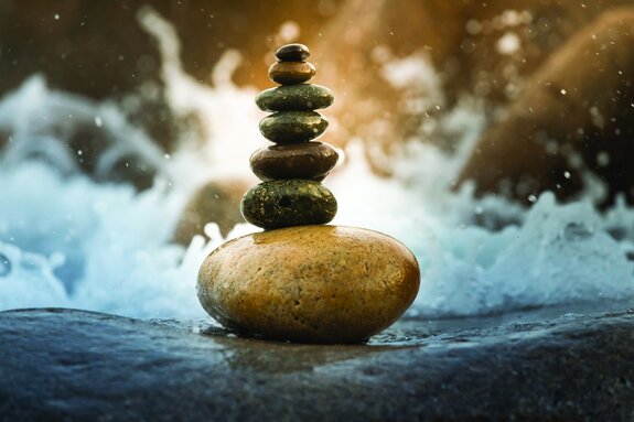 Een toren van natte kiezels