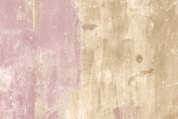 Beige en roze muur met schaafwonden en krassen