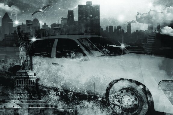 Vrijheidsbeeld en taxi in zwart-wit