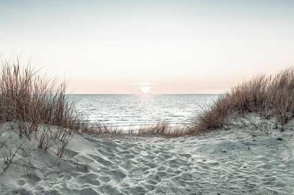 Zonsondergang over de zee en een zandstrand