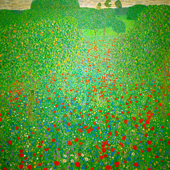 Een schilderachtig veld met klaprozen en fruitbomen