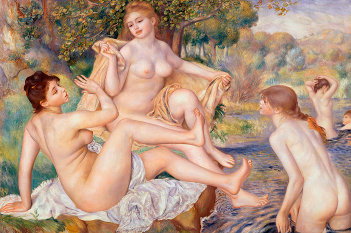 Subtiele vrouwelijke silhouetten omgeven door weelderige vegetatie aan het water