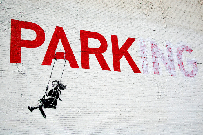 Reproductie van banksy-meisje op een schommel