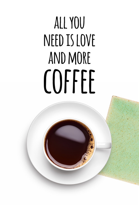 Een mok zwarte koffie met opschriften