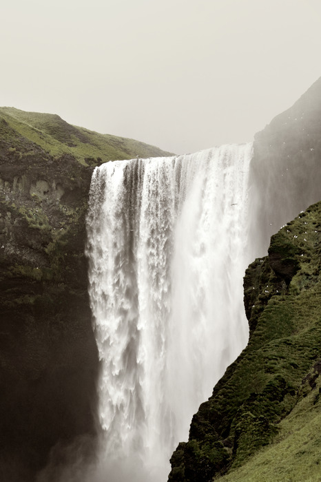 Een hoge, majestueuze waterval