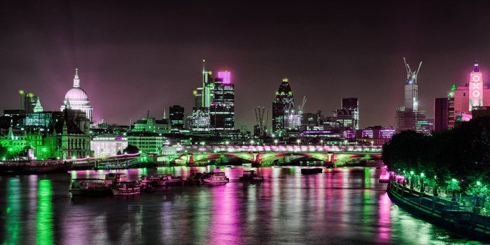 Stadsgezicht met weerspiegelingen op de theems
