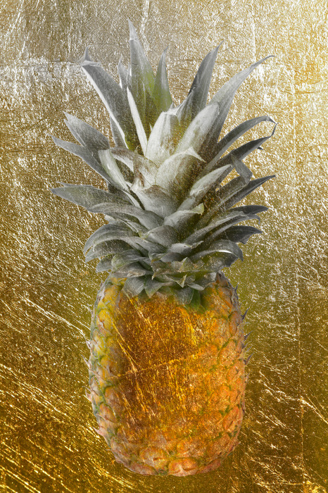Ananas op een metalen achtergrond in een gouden tint