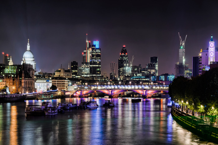 Panorama van de stad bij nacht