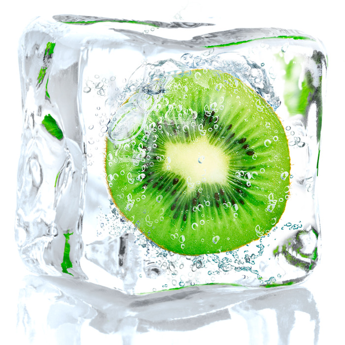 Een stukje kiwi in een ijsblokje