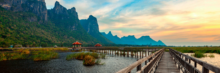 Panorama van bergen en wetlands met een pier