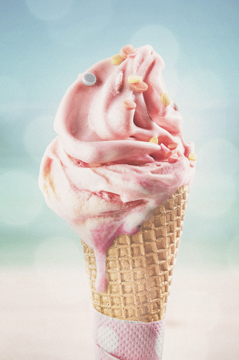 Roze ijs op een zeeachtergrond