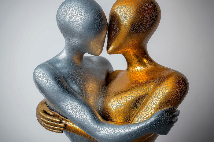 Een gouden en zilveren figuur in een omhelzing