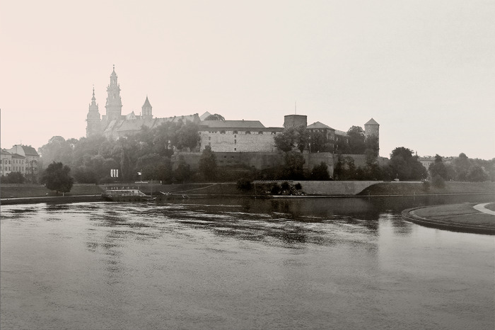 De rivier de wisla bij het wawelkasteel in krakau