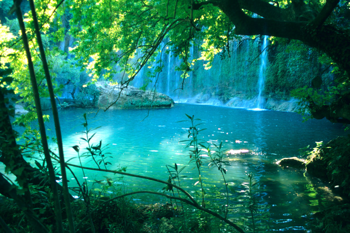 Een turquoise paradijswaterval in een rustige omgeving