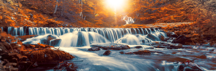 Herfst brede waterval met stenen