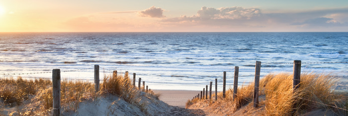 Zandige ingang naar het strand