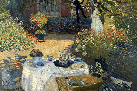 Een zomerse lunch in de tuin met bloeiende bloemen op de achtergrond