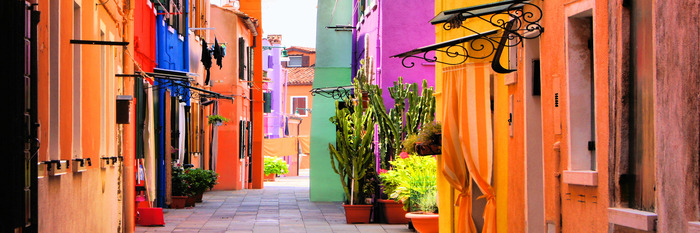 De smalle straat van burano in venetië met zijn kleurrijke gebouwen