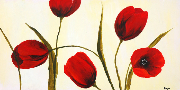 Rood geschilderde tulpen met groene bladeren