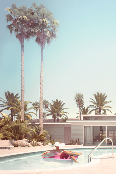 Vrouw in zwembad naast modern huis in californische stijl