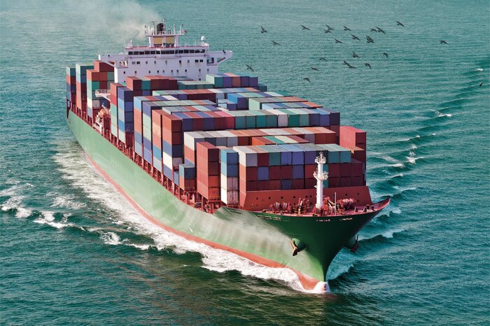 Een enorm vrachtschip dat de uitgestrekte oceaan oversteekt