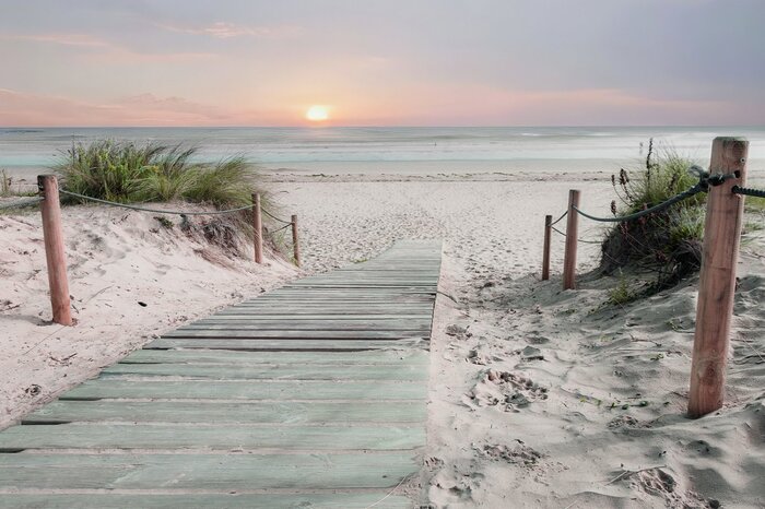 Houten pad naar het strand met een zeehorizon