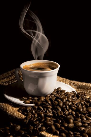 Verse zwarte koffie in een porseleinen kopje met bonen