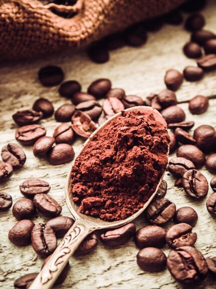 Gemalen koffie vergezeld van verse koffiebonen