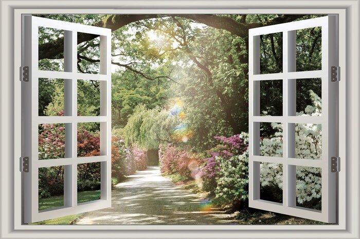 Een pad tussen bloeiende struiken