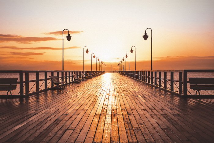 Schilderachtig landschap van de pier in de gloed van de zonsondergang
