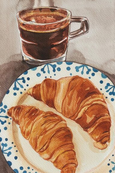 Een decoratief bord met croissants en een kopje zwarte koffie