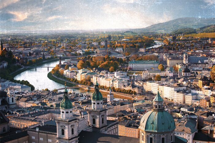 Uitzicht op de oude binnenstad van salzburg en de rivier