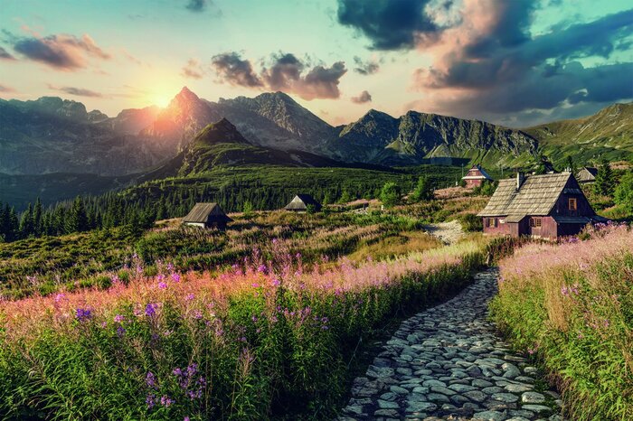 De ondergaande zon boven hala gąsienicowa