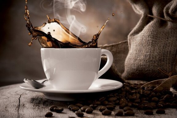 Een witte kop vol aromatische zwarte koffie