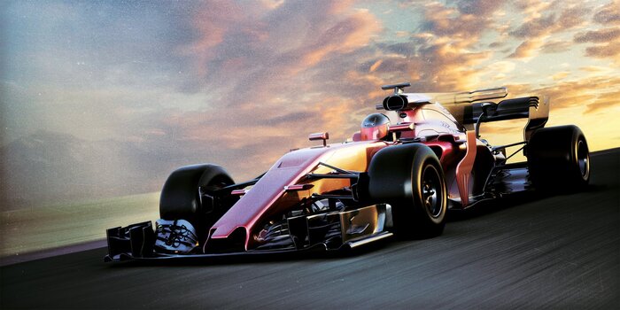 Een raceauto bij zonsondergang