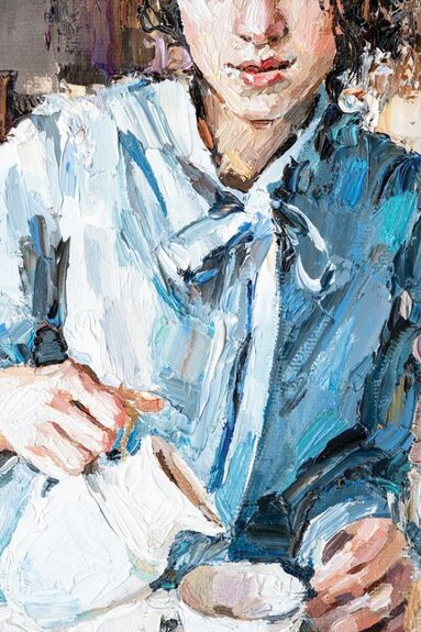 Een vrouwenhand giet zwarte koffie in een kopje