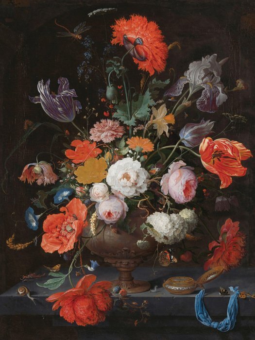 Een boeket wilde bloemen in een rustieke vaas