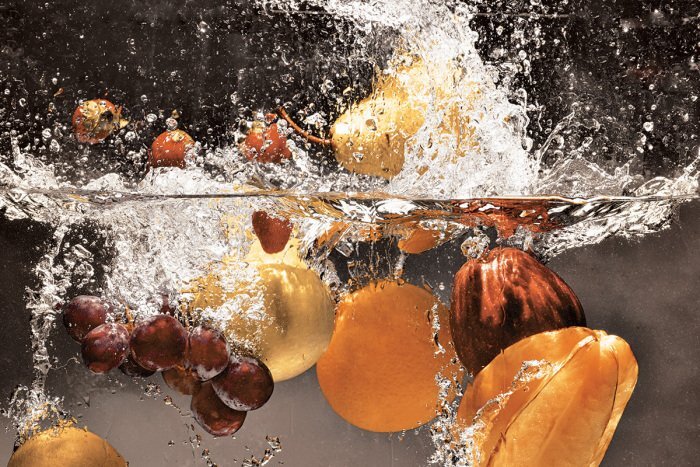 Vers fruit dat in het water valt