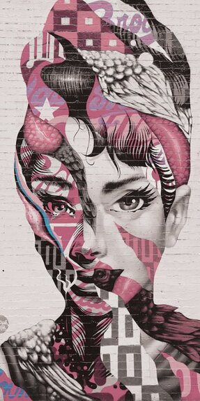 Een dynamische abstracte muurschildering met een portret van een vrouw