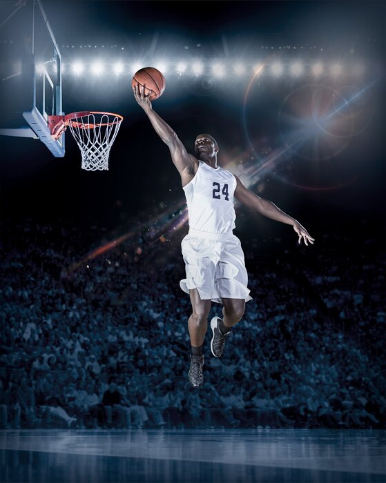 Een basketballer in een jump shot onder de basket