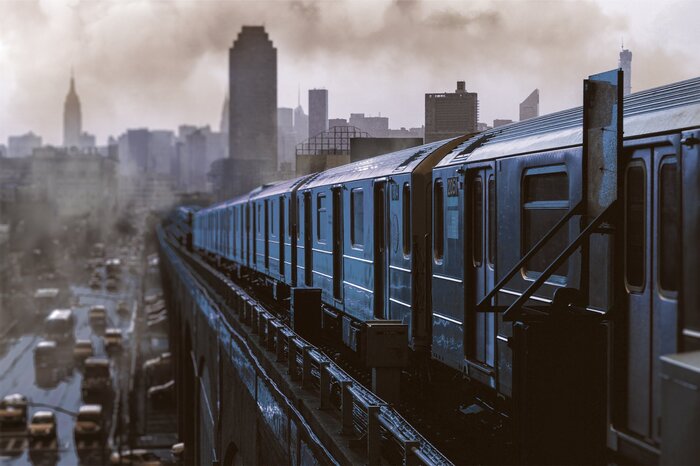Een trein met een panorama van wolkenkrabbers op de achtergrond